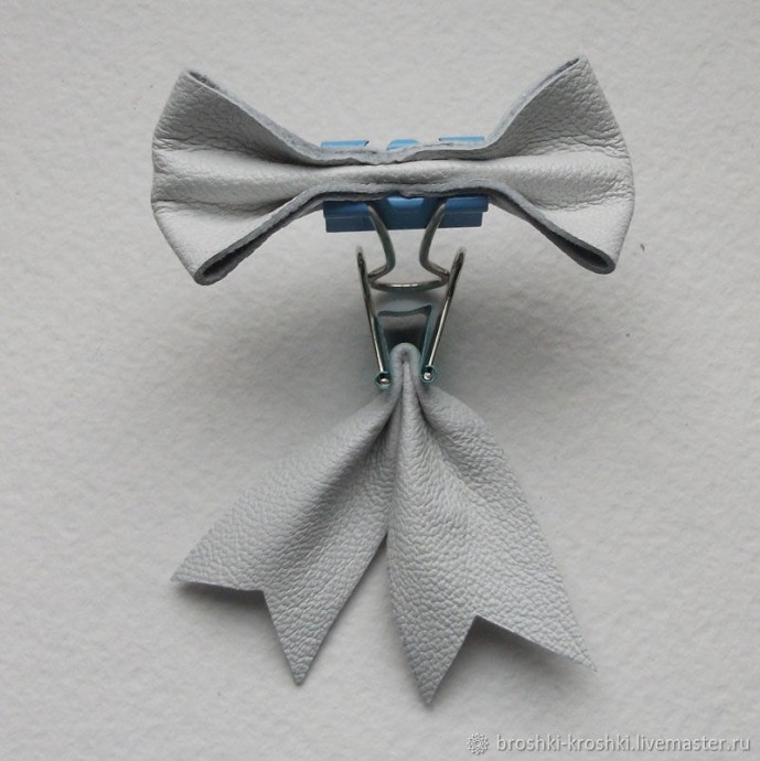 Брошь из кожи и меха