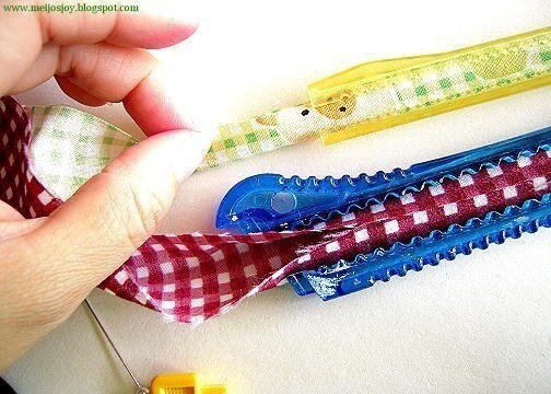 Как сделать полоски из ткани с помощью канцелярского ножа