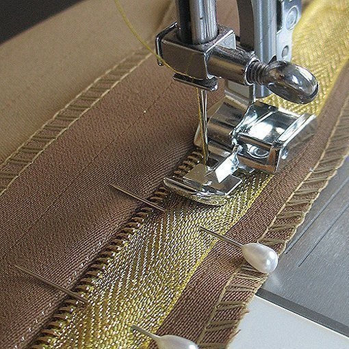 Как аккуратно, красиво и просто вшить "молнию" (не потайную)