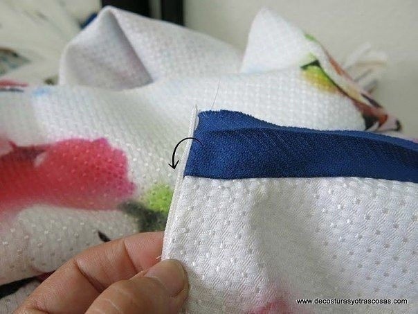 Обработка края потайной молнии при окантовывании горловины или проймы косой бейкой