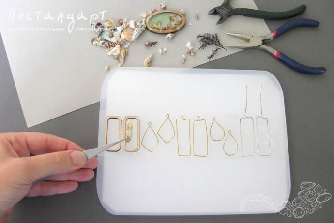 Серьги-подвески из смолы и ракушек