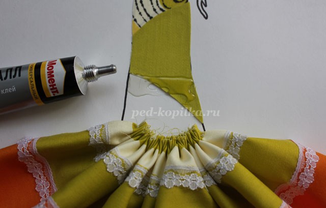 Дама в роскошном наряде