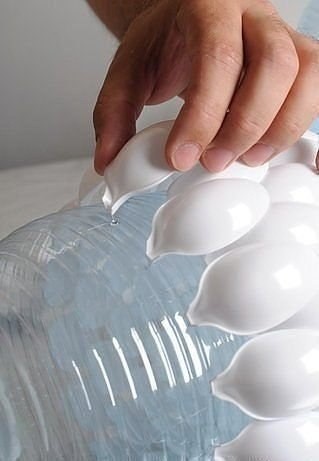 Светильник из пластиковых ложек