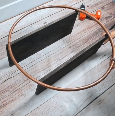 Воздушная подставка для цветов из обручей