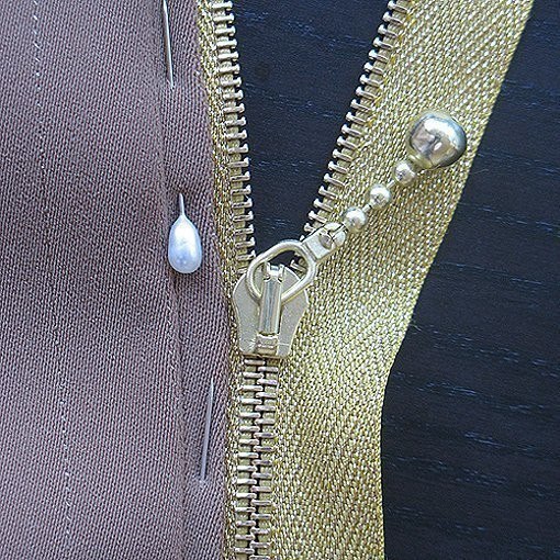 Как аккуратно, красиво и просто вшить "молнию" (не потайную)