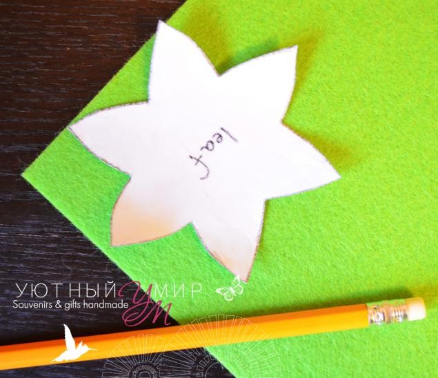 Фетровая брошь "Клематис"