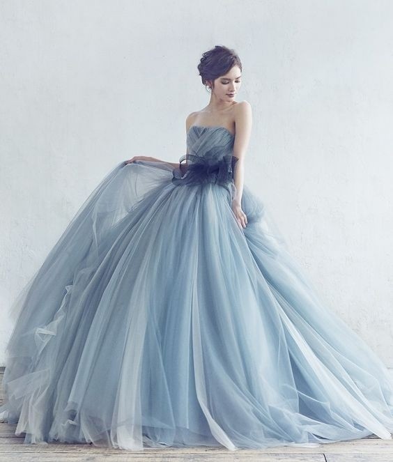 Роскошные вечерние платья в оттенках голубого