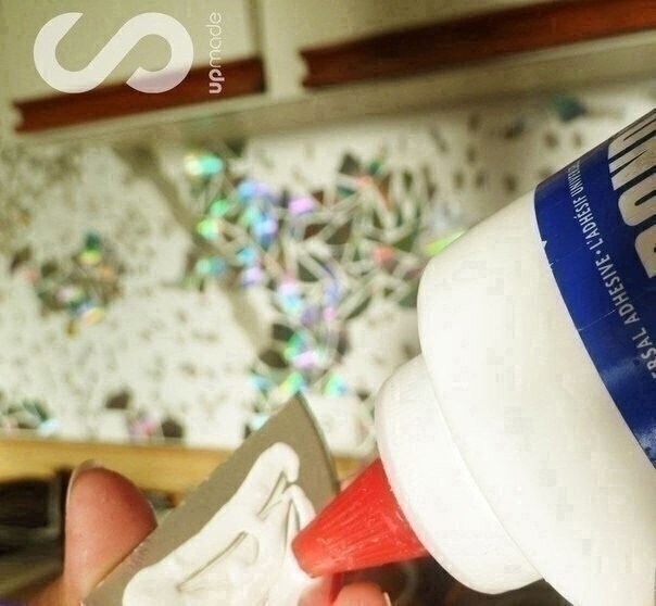 Отделка рабочей стены на кухне мозаикой из компакт-дисков Отделка рабочей стены на кухне мозаикой из компакт-дисков