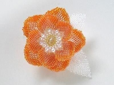 Очаровательные цветочки из бисера
