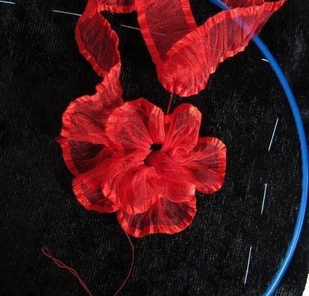 Вышивка маков лентами