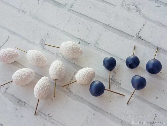 Ягоды земляники и черники