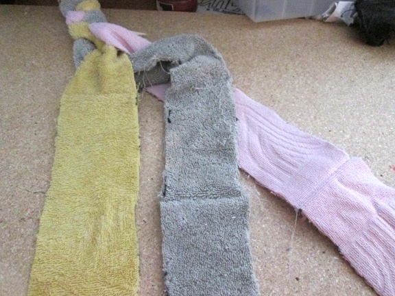 Плетеный коврик из старых полотенец