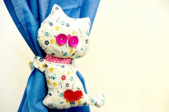 Подхват для штор в виде повисшего котика