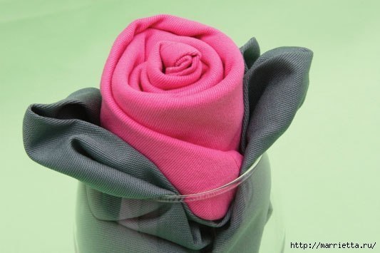 Сервировка стола: розы из салфеток