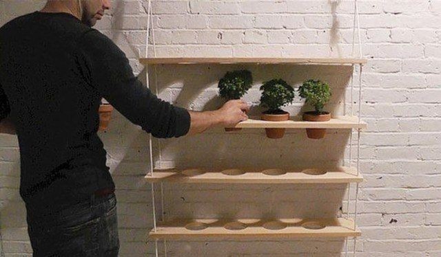 Вертикальная и очень вместительная полка для цветов