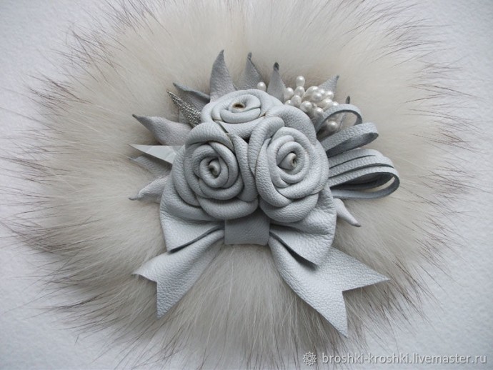 ​Брошь из кожи и меха