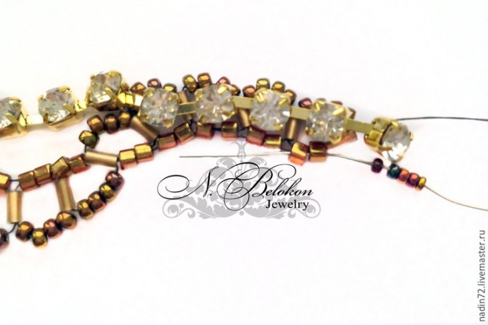 Браслет с яшмой в технике плетения по стразовой ленте