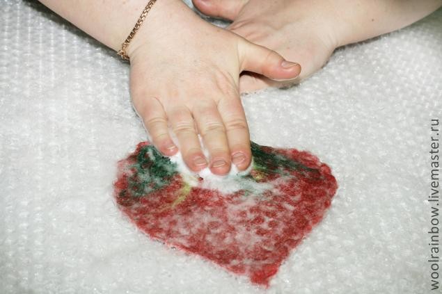 Валяем брошь-цветок Валяем брошь-цветок