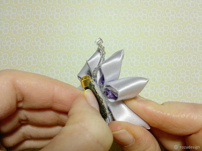 Брошь-цветок канзаши