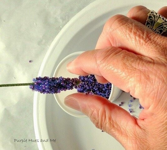 Простые цветочки лаванды из бисера без навыков бисероплетения