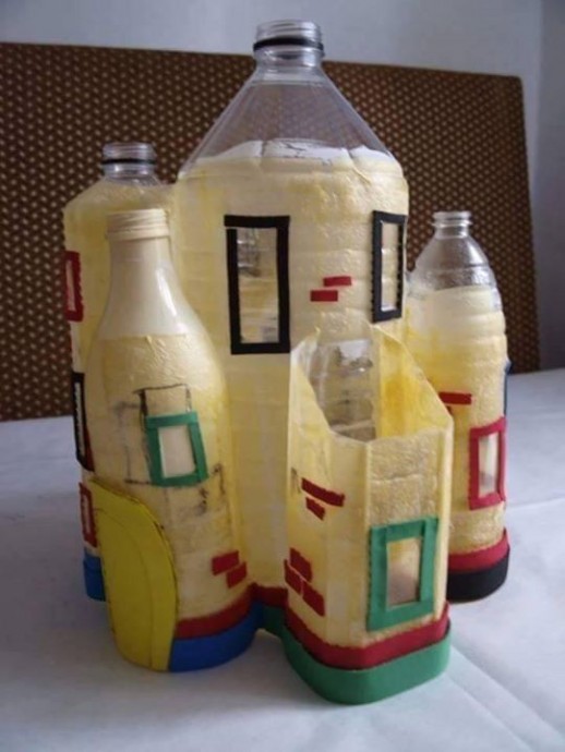 Замок из пластиковых бутылок, бумаги, картона и краски