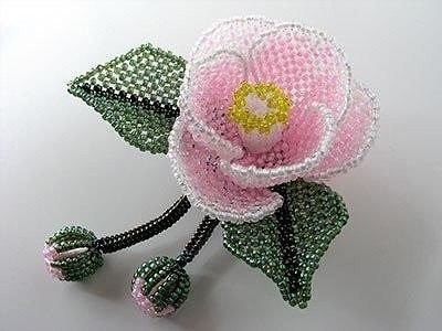 Очаровательные цветочки из бисера