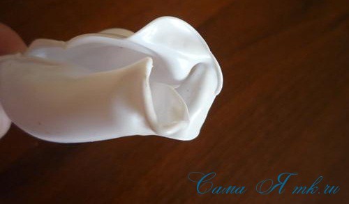 Роза из пластиковых ложек