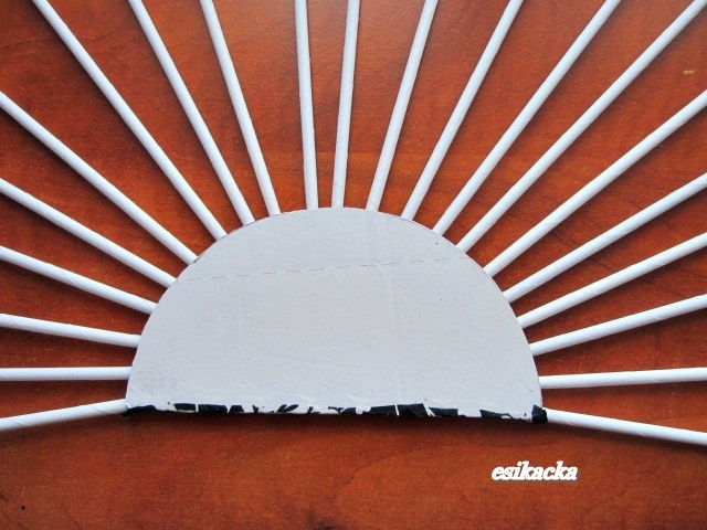 Веер из газетных трубочек