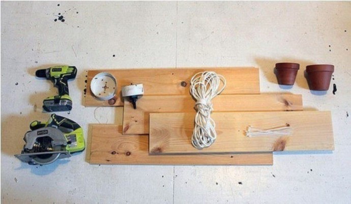 Вертикальная и очень вместительная полка для цветов