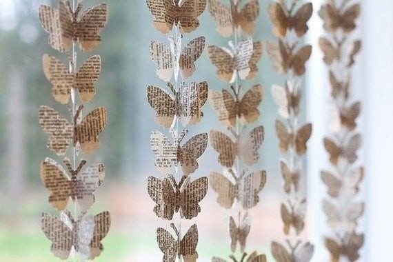 ​Бабочки из исписанной бумаги в интерьере