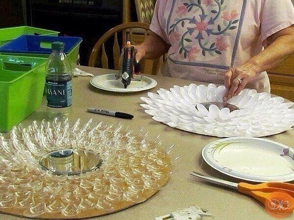 Декор из пластиковых ложек