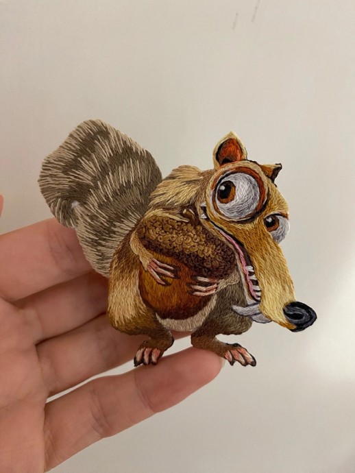 Броши: ручная вышивка хлопковым мулине