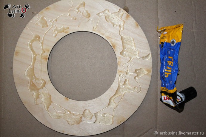 Венок из ракушек камней и перьев