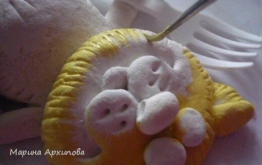 Лепим котика с вилкой из соленого теста: мастер-класс