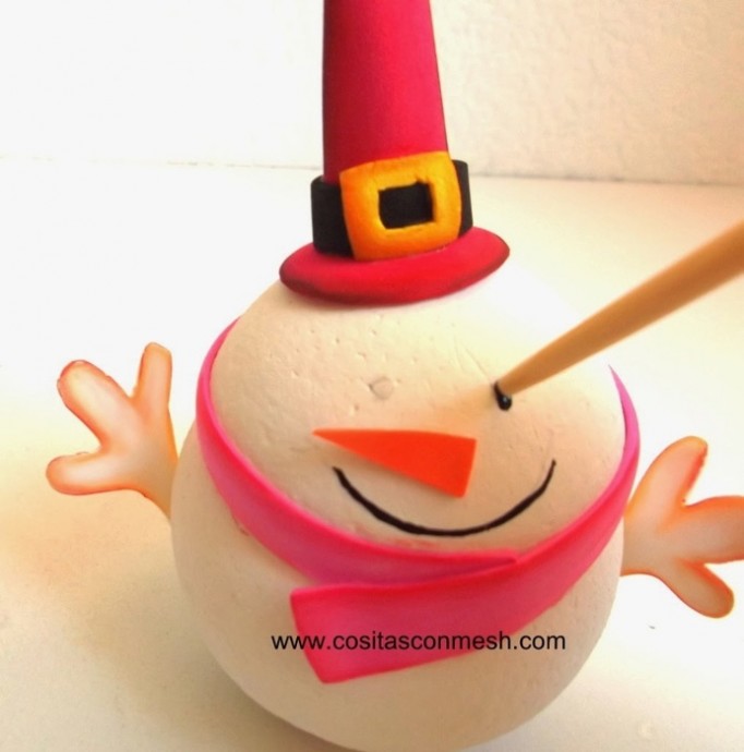 Интерьерный снеговик из пенопластовых шариков: мастер-класс