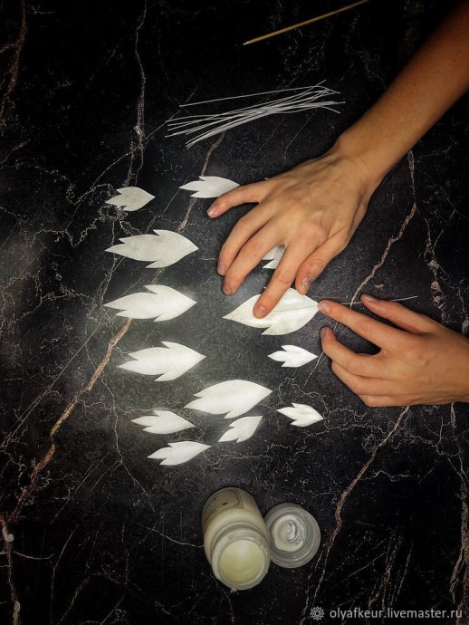 Белый цветок в раме