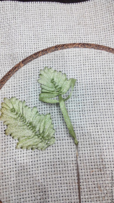 Вышитые желуди