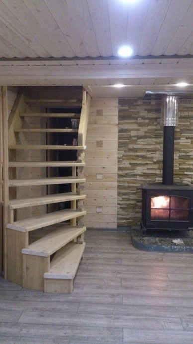 Деревянная лестница на второй этаж