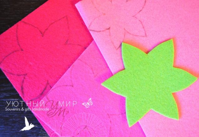 Фетровая брошь "Клематис"