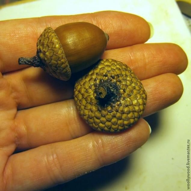 Кулон-домик в форме желудя