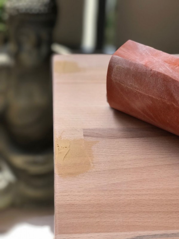 Удобная деревянная подставка, которая крепится на подлокотнике дивана