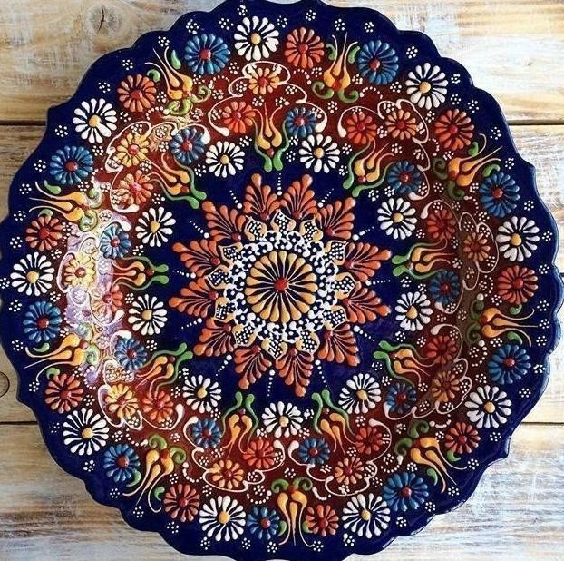 ​Примеры украшения тарелок в технике точечной росписи