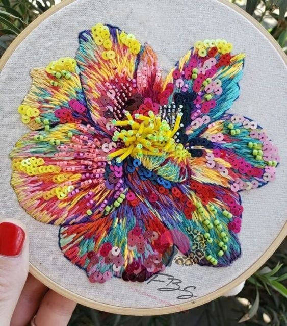 Яркая и разноцветная цветочная вышивка: идеи для творчества