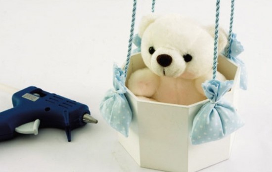 Отличная идея для абажура в детскую: воздушный шар из проволоки и ткани