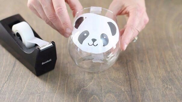 Украшаем при помощи маркера или краски по стеклу стакан для молока