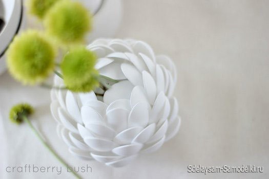 Красивая и простая в исполнении вазочка