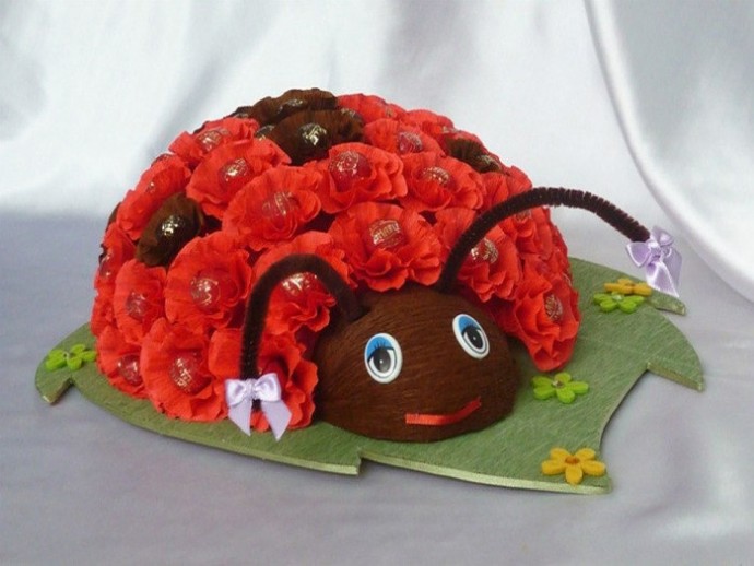 Божья коровка из конфет и гофрированной бумаги
