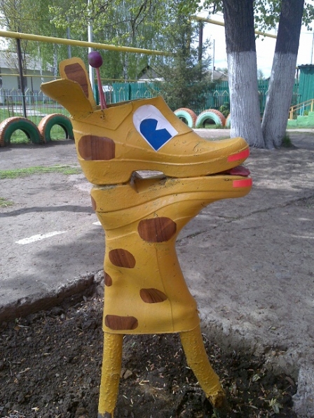 Забавные фигуры из резиновых сапог