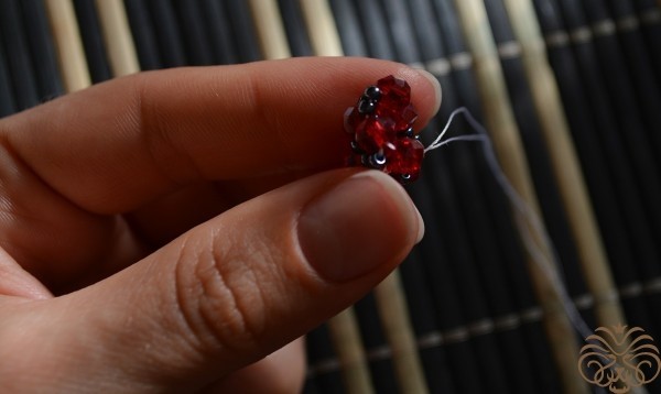 Гранатовый браслет-жгут