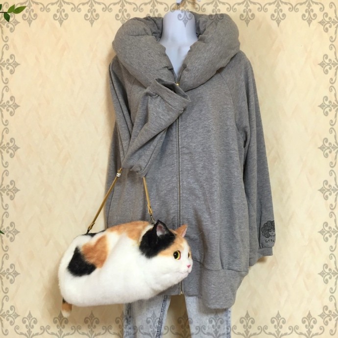 Чудесные сумки из искусственного меха  в виде кошек